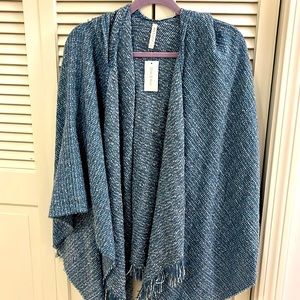 NWT mia & Tess hooded poncho